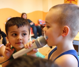 Kita-Kinder sprechen in ein Mikrofon